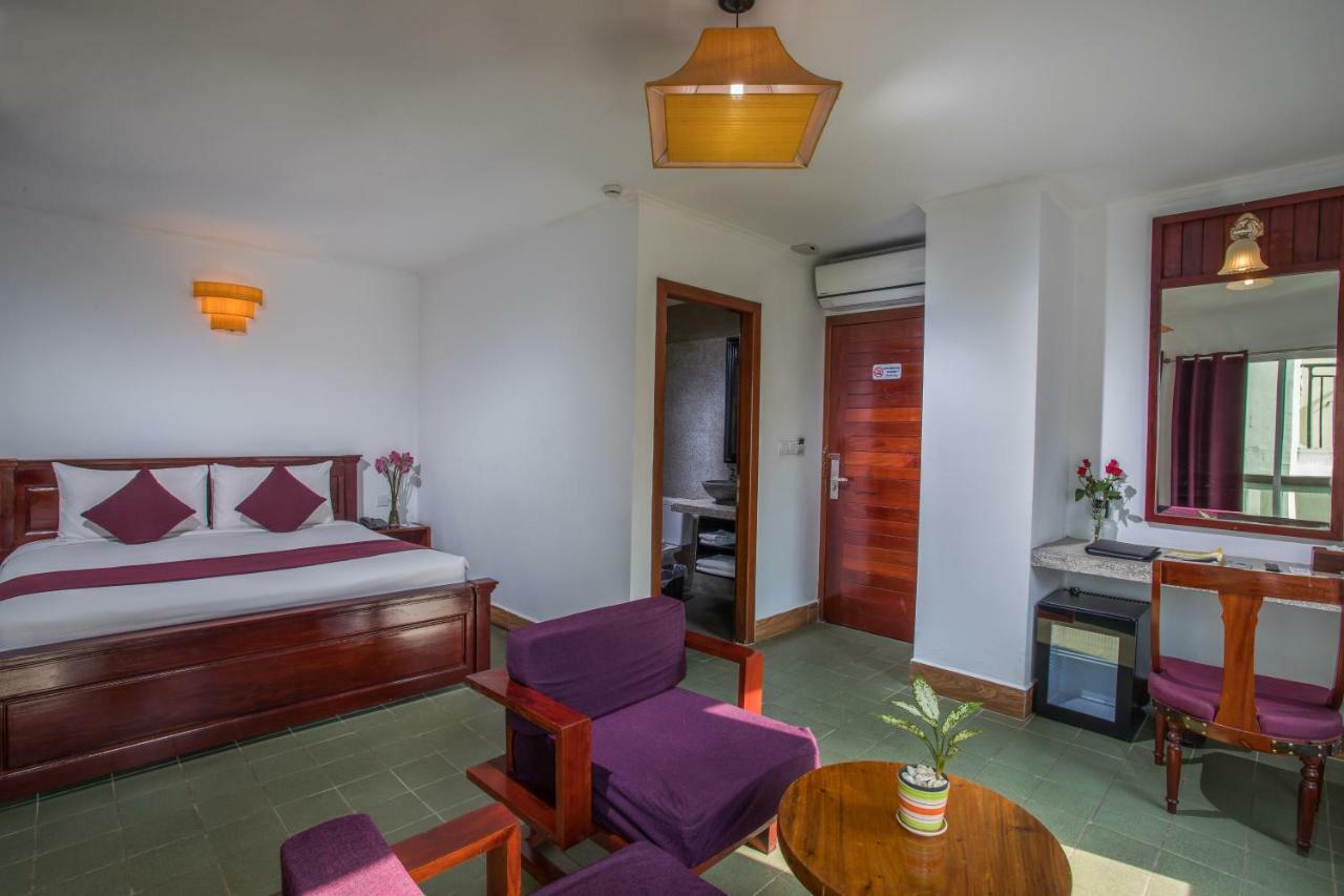 V Hotel Phnom-Penh Buitenkant foto