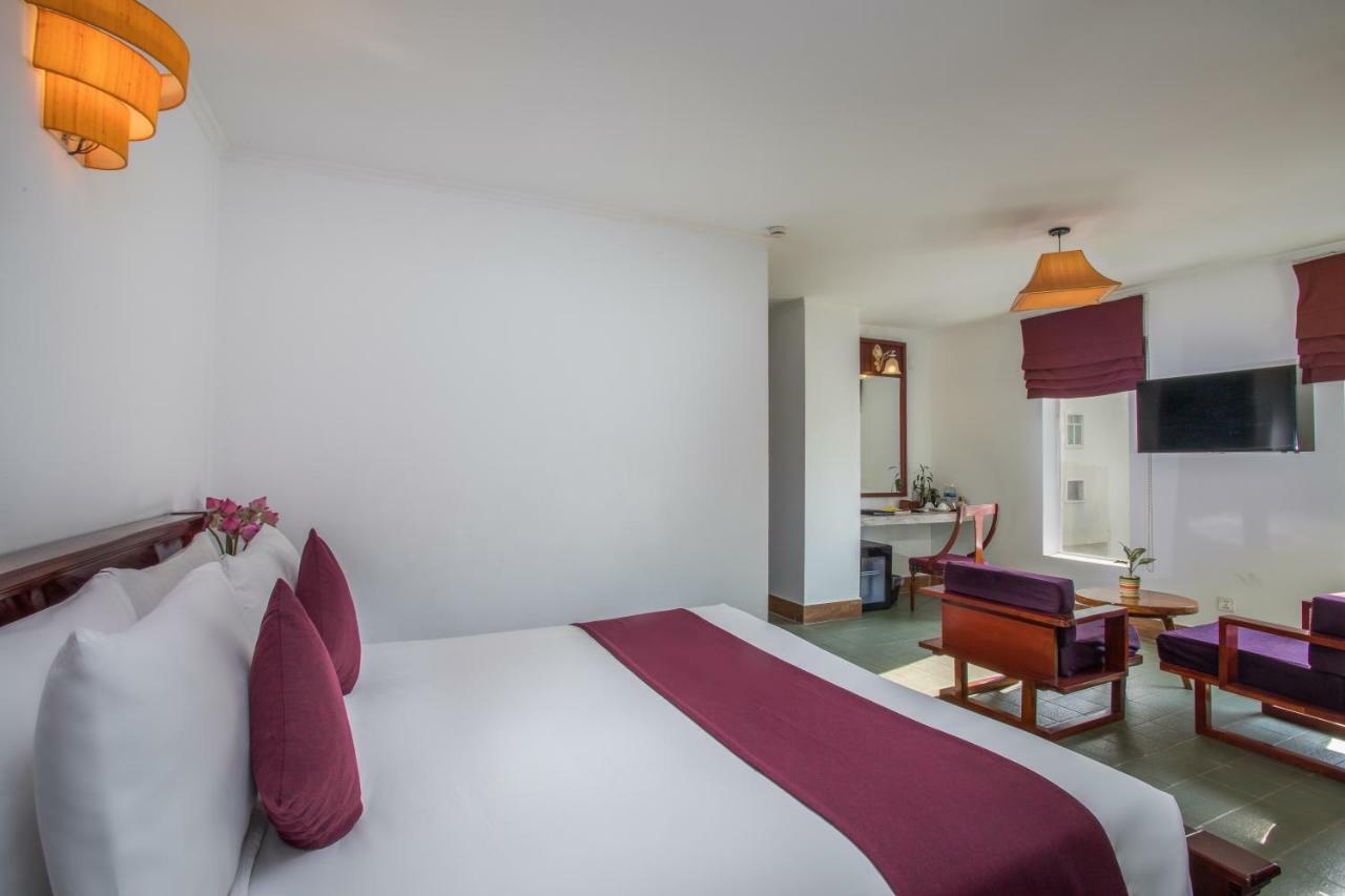 V Hotel Phnom-Penh Buitenkant foto